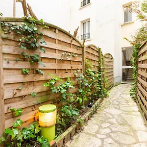 Montonnerre Avec Terrasse Proche Necker Et Montparnasse , Paris Frankreich